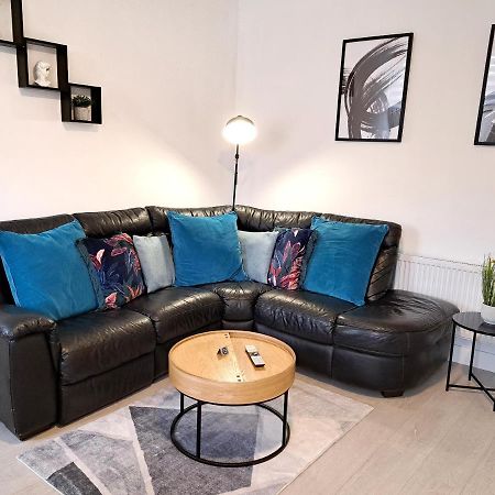 Spacious 3 Bed Apartment, En-Suites, Near Train Station! Watford  Exterior photo