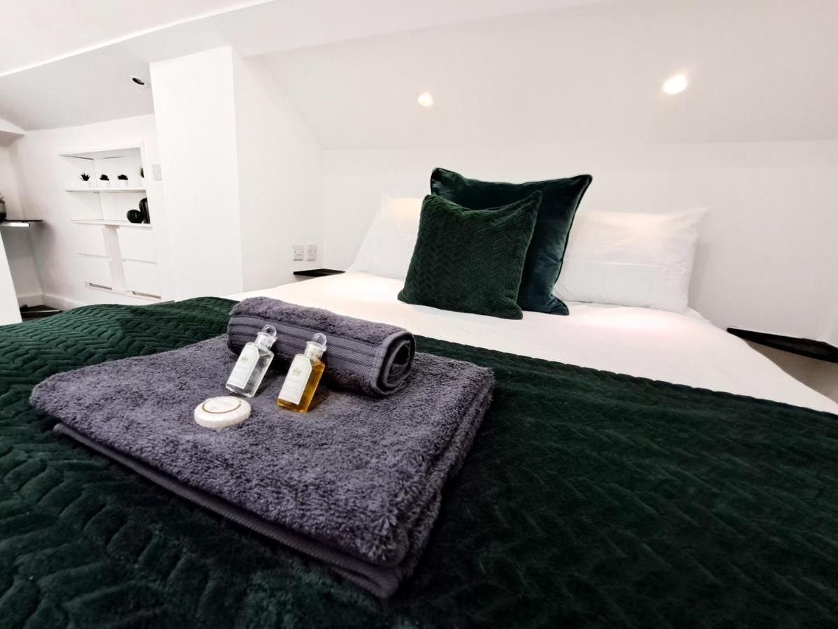 Spacious 3 Bed Apartment, En-Suites, Near Train Station! Watford  Exterior photo