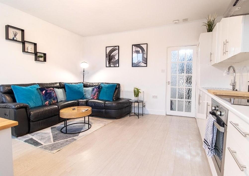 Spacious 3 Bed Apartment, En-Suites, Near Train Station! Watford  Exterior photo