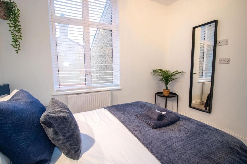 Spacious 3 Bed Apartment, En-Suites, Near Train Station! Watford  Exterior photo