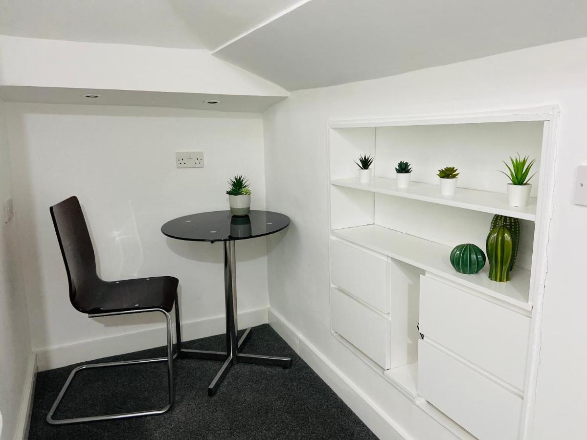 Spacious 3 Bed Apartment, En-Suites, Near Train Station! Watford  Exterior photo